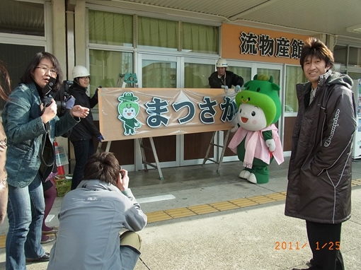 2011年1月　まつさか交流物産館と松阪市のゆるキャラちゃちゃも