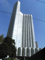 青空に映える赤坂プリンスホテル新館