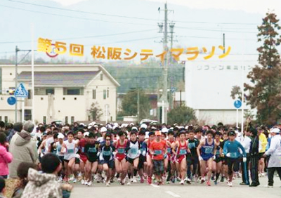 第5回松阪シティマラソンの横断幕(風の抵抗を極力抑えるためにネット横断幕になっている)